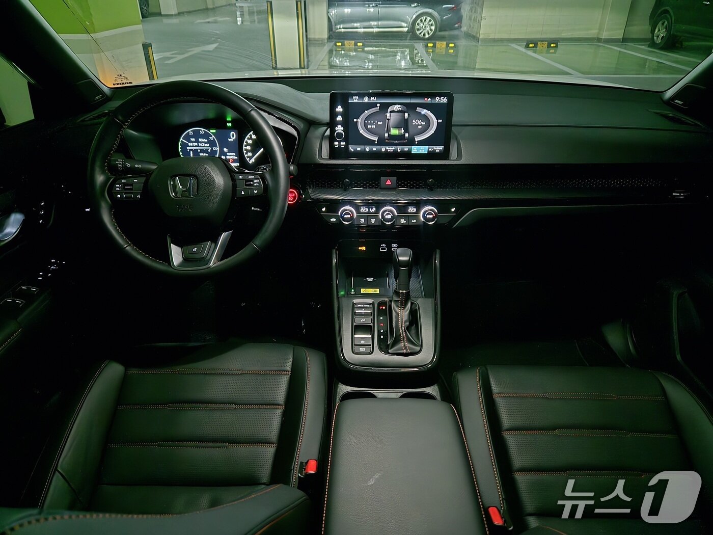 본문 이미지 - 혼다의 준중형 SUV 'CR-V'의 6세대 부분변경 모델인 '뉴 CR-V 하이브리드'의 1열 실내 모습. 2026.01.19/뉴스1 김성식 기자