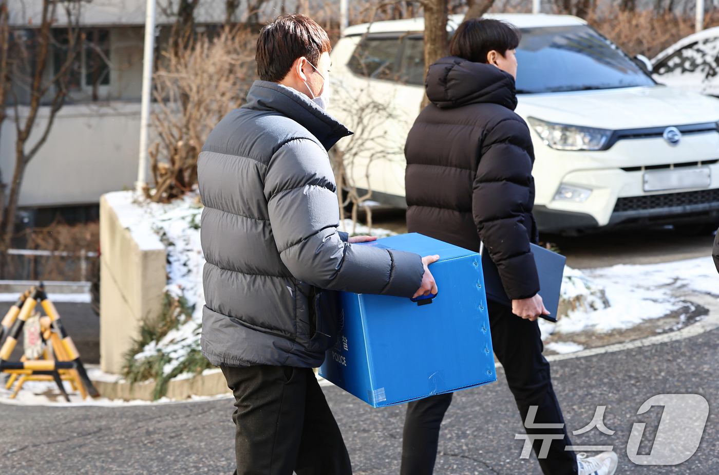 (서울=뉴스1) 김도우 기자 = 서울경찰청 공공범죄수사대 수사관들이 24일 '공천헌금 의혹'의 핵심 인물인 김경 서울시의원의 서울 강서구 화곡동 주거지를 압수수색 후 압수품을 챙겨 …