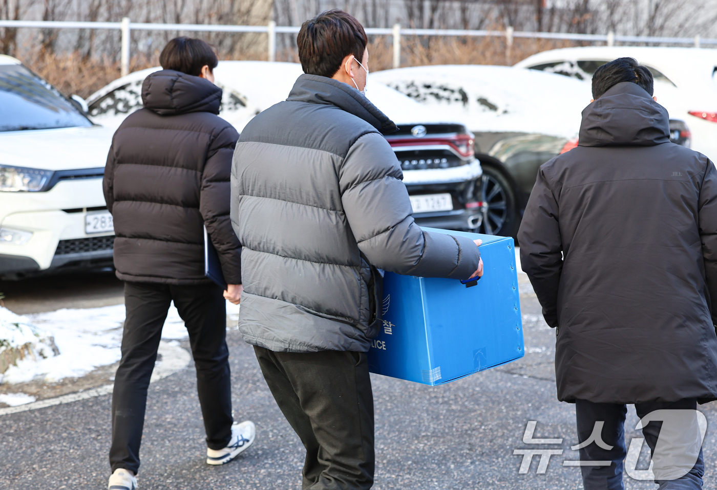 (서울=뉴스1) 김도우 기자 = 서울경찰청 공공범죄수사대 수사관들이 24일 '공천헌금 의혹'의 핵심 인물인 김경 서울시의원의 서울 강서구 화곡동 주거지를 압수수색 후 압수품을 챙겨 …