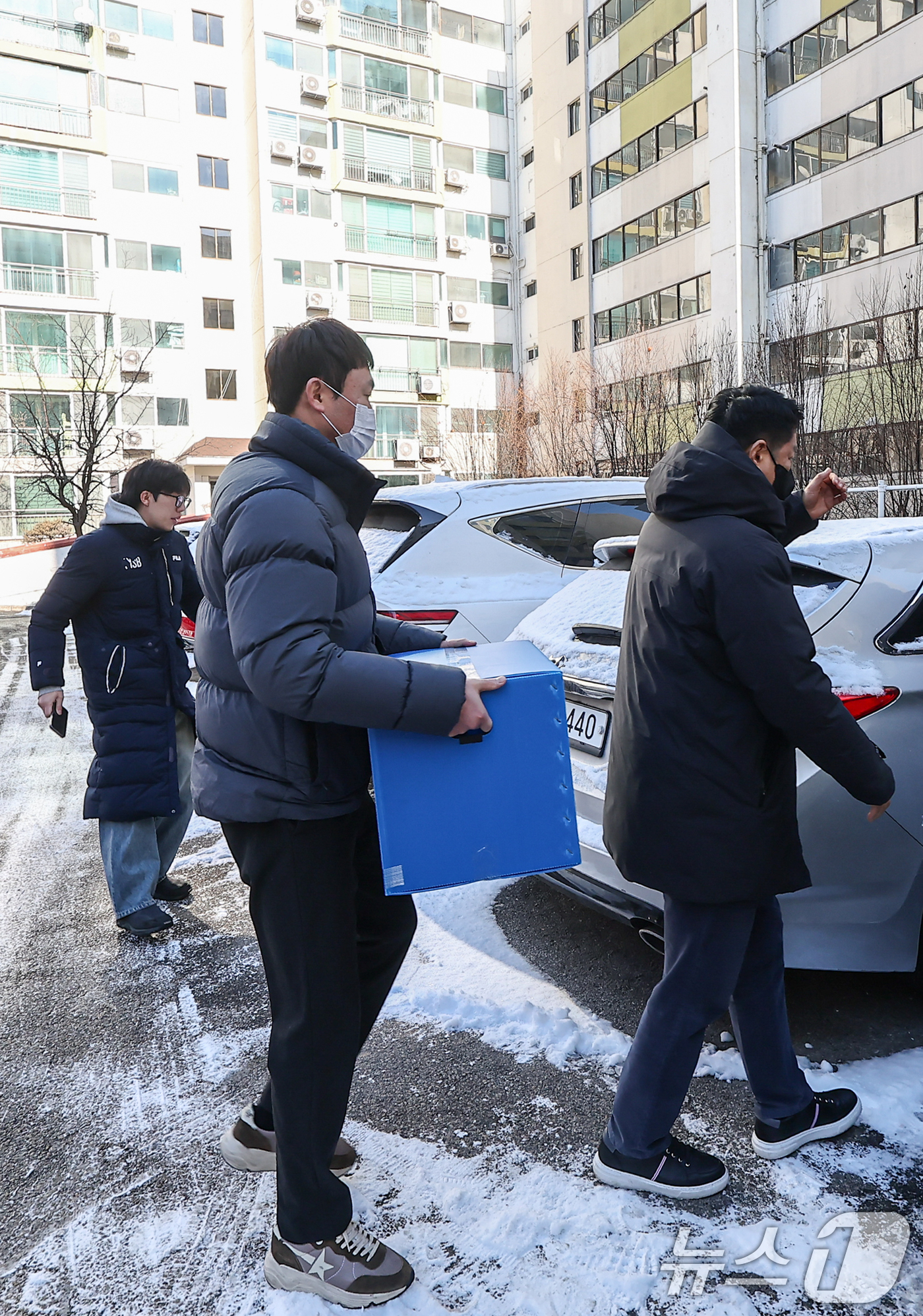 (서울=뉴스1) 김도우 기자 = 서울경찰청 공공범죄수사대 수사관들이 24일 '공천헌금 의혹'의 핵심 인물인 김경 서울시의원의 서울 강서구 화곡동 주거지를 압수수색 후 압수품을 챙겨 …
