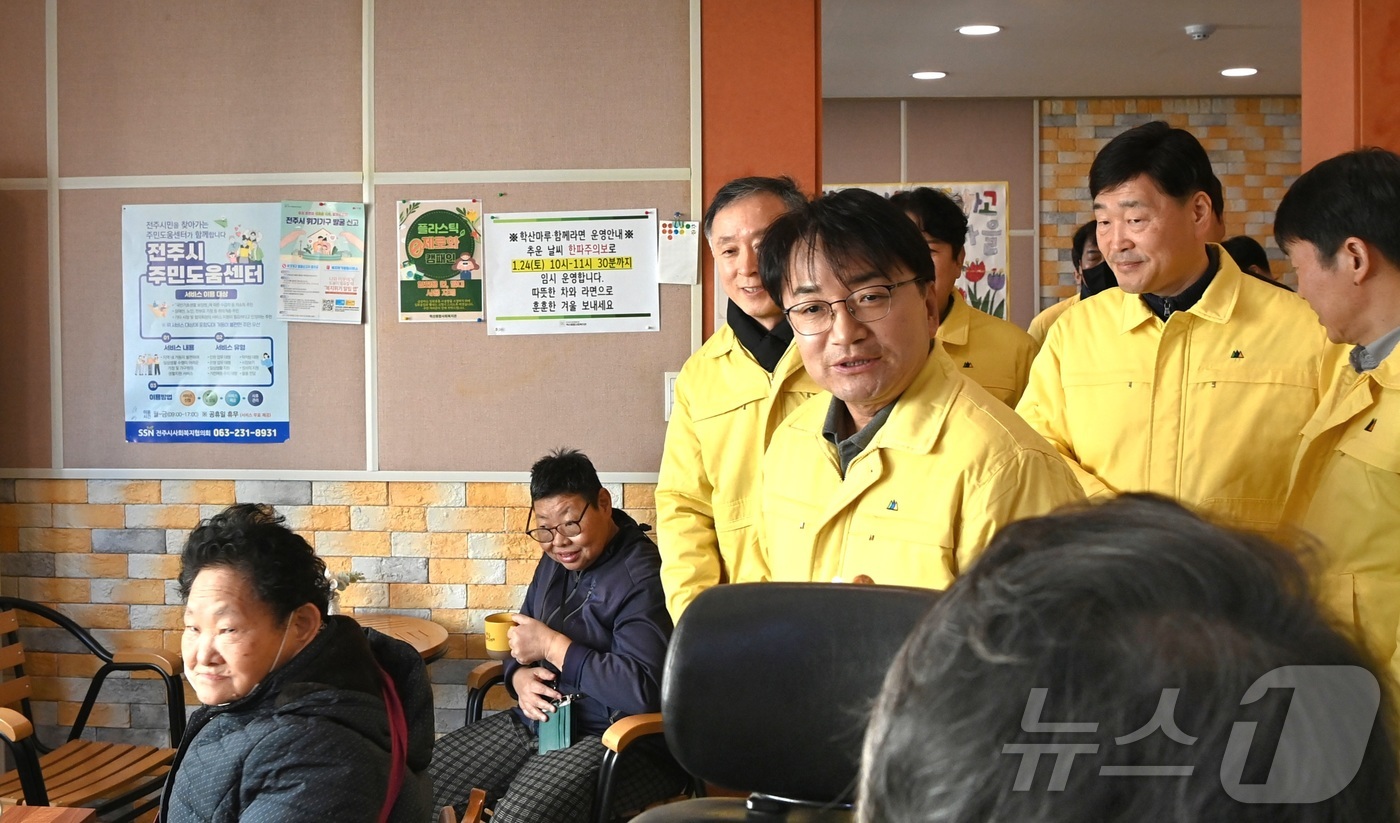 (서울=뉴스1) = 김광용 행정안전부 재난안전관리본부장이 24일 전북 전주시 극동평화 경로당을 방문해 쉼터 운영 및 관리 실태를 점검하고 주민들의 애로사항을 청취하고 있다.(행정안 …