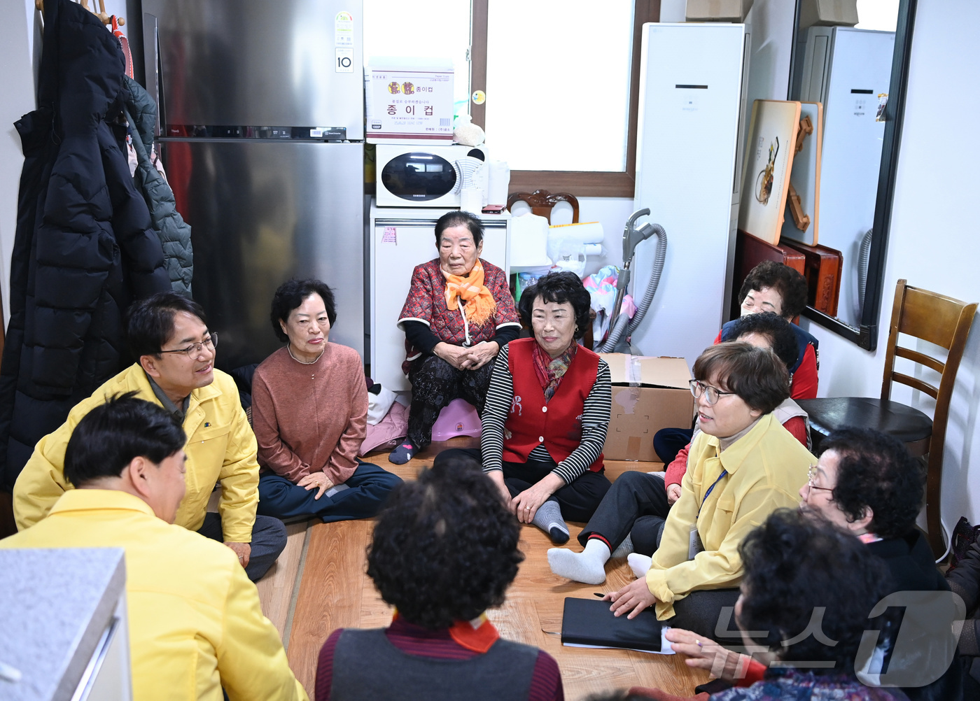 (서울=뉴스1) = 김광용 행정안전부 재난안전관리본부장이 24일 전북 전주시 극동평화 경로당을 방문해 쉼터 운영 및 관리 실태를 점검하고 주민들의 애로사항을 청취하고 있다.(행정안 …