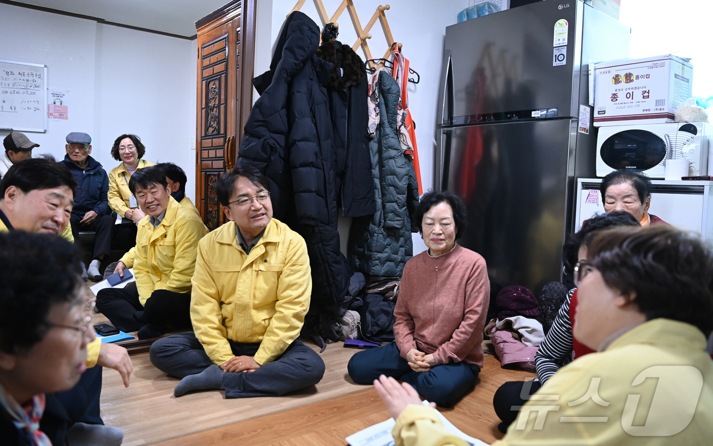 (서울=뉴스1) = 김광용 행정안전부 재난안전관리본부장이 24일 전북 전주시 극동평화 경로당을 방문해 쉼터 운영 및 관리 실태를 점검하고 주민들의 애로사항을 청취하고 있다.(행정안 …