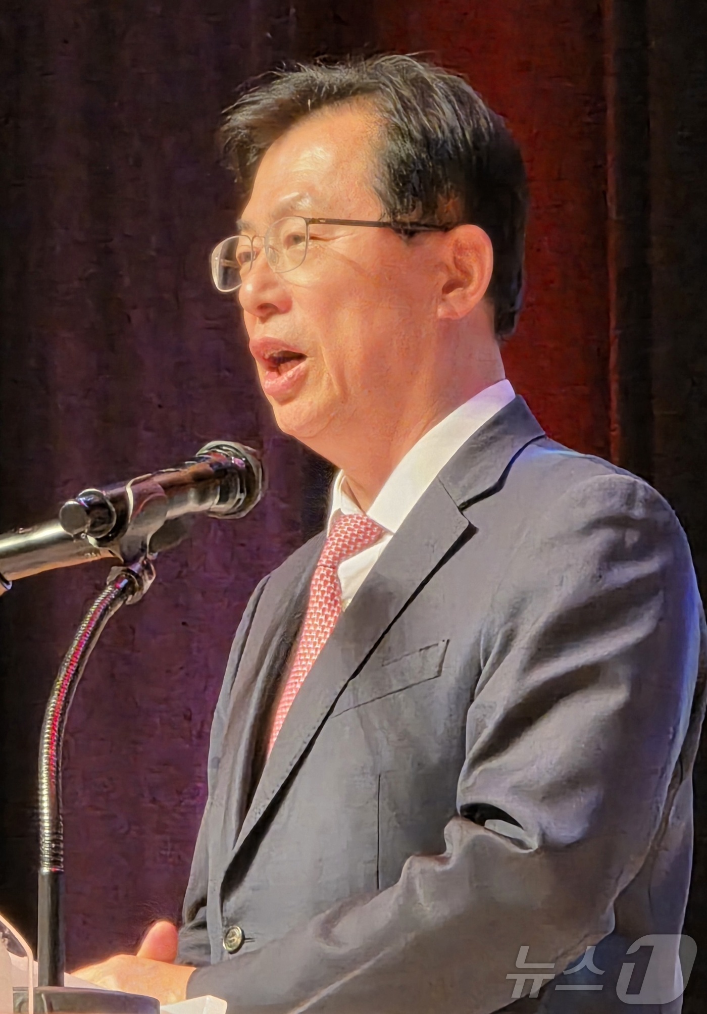 (경산=뉴스1) 정우용 기자 = 24일 오후 경북 경산시에서 열린 최경환 전 경제부총리 겸 기획재정부 장관의 출판기념회에서 국민의힘 이만희 의원(영천·청도)이 단상에 올라 축사를 …