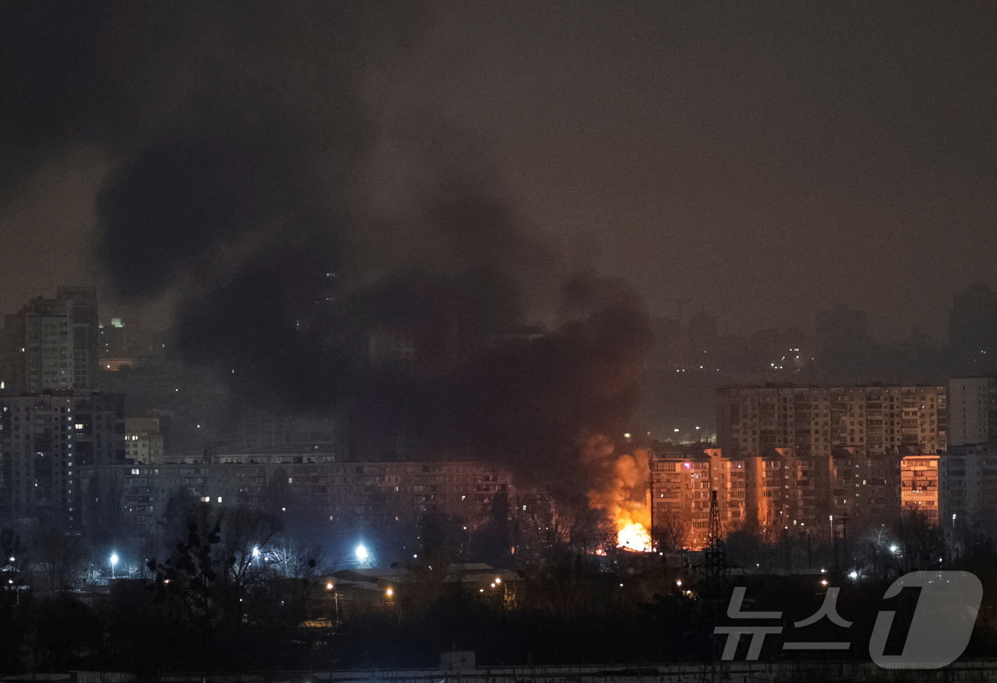 (키이우 로이터=뉴스1) 김지완 기자 = 24일(현지시간) 우크라이나 키이우에서 러시아의 드론과 미사일 공격으로 인해 화재와 연기가 발생하는 모습. 2026.01.24ⓒ 로이터=뉴 …