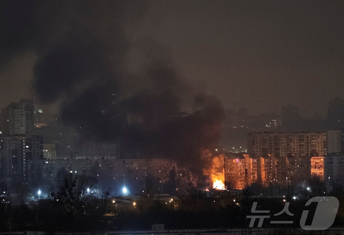 본문 이미지 - 24일(현지시간) 우크라이나 키이우에서 러시아의 드론과 미사일 공격으로 인해 화재와 연기가 발생하는 모습. 2026.01.24 ⓒ 로이터=뉴스1