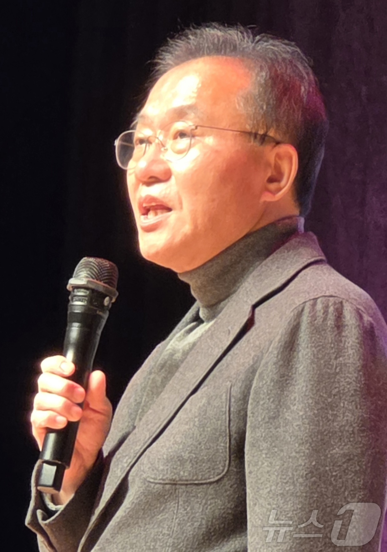 (경산=뉴스1) 정우용 기자 = 24일 오후 경북 경산시에서 열린 최경환 전 경제부총리 겸 기획재정부 장관의 출판기념회에서 국민의힘 윤재옥 의원(대구 달서구을)이 단상에 올라 축사 …