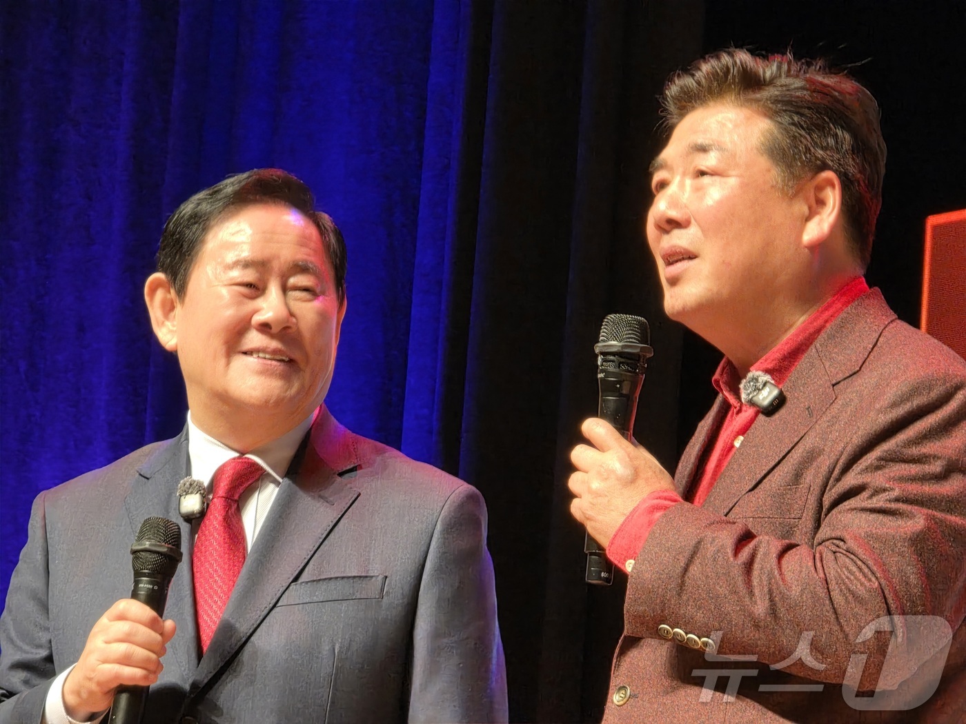 (경산=뉴스1) 정우용 기자 = 최경환 전 경제부총리 겸 기획재정부 장관이 24일 오후 경북 경산시에서 열린 자신의 출판기념회에서 보수 유튜버 채널 운영자이자 시사평론가인 고성국 …