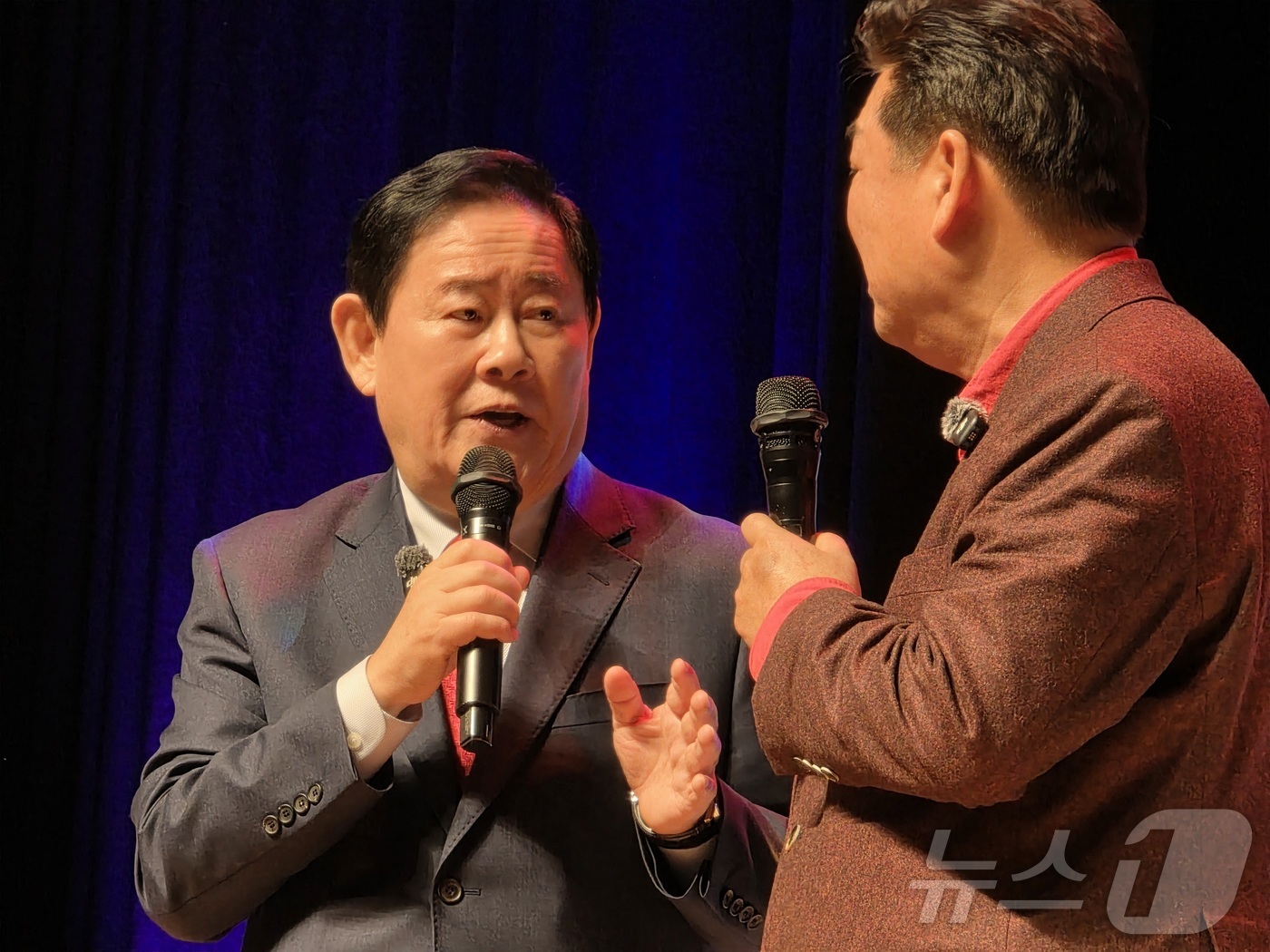 (경산=뉴스1) 정우용 기자 = 최경환 전 경제부총리 겸 기획재정부 장관이 24일 오후 경북 경산시에서 열린 자신의 출판기념회에서 보수 유튜버 채널 운영자이자 시사평론가인 고성국 …