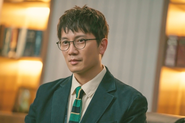 '판사 이한영' 지성, 박희순과 팽팽한 눈치 싸움…살벌 분위기 [N컷]