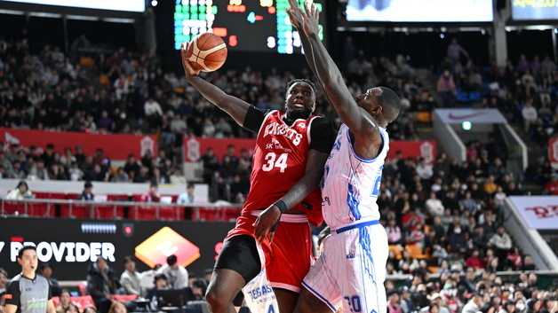 '워니 트리플더블' SK, 꼴찌 한국가스공사 잡고 20승 고지