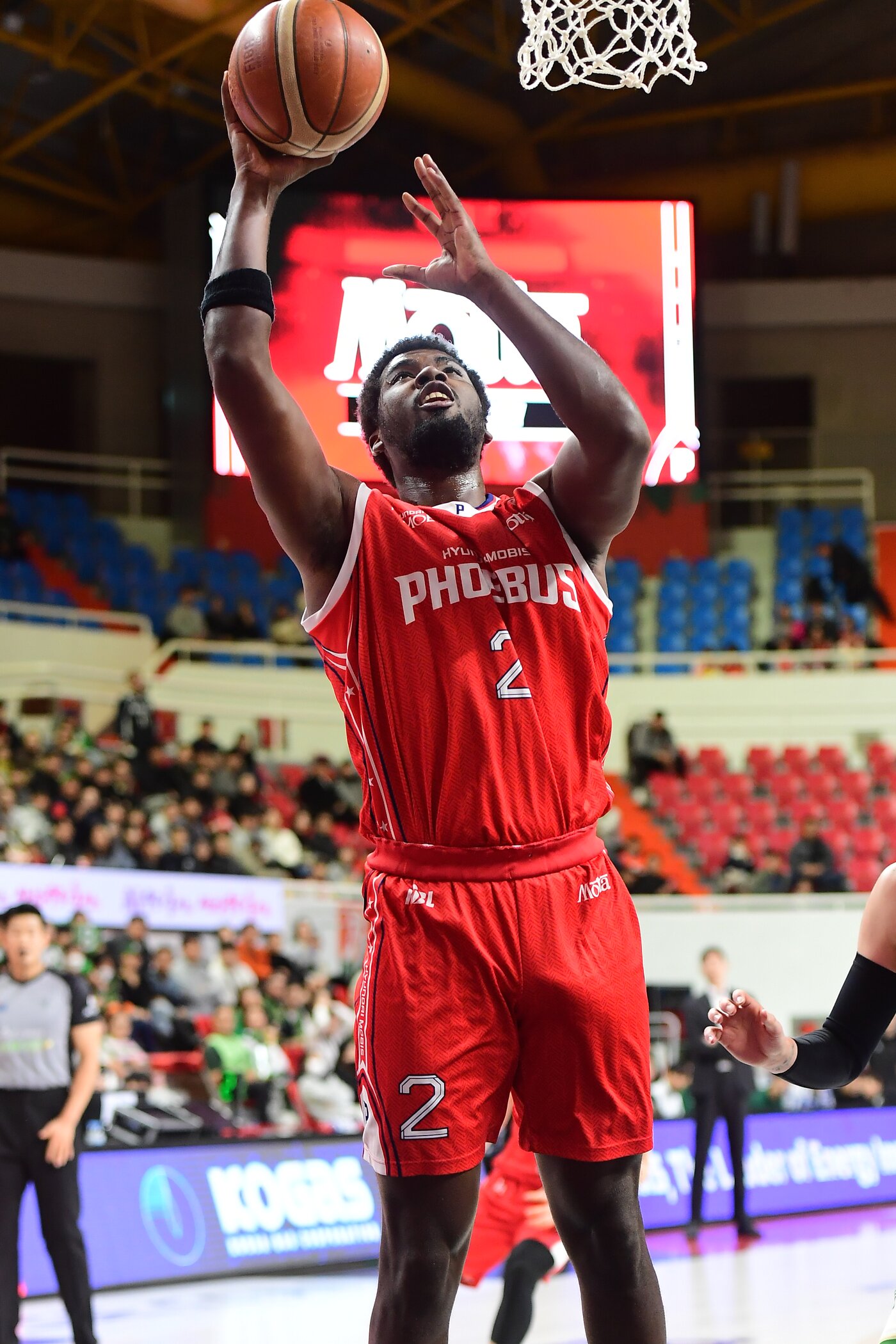 본문 이미지 - 울산 현대모비스 레이션 해먼즈가 24일 울산 동천체육관에서 열린 2025-26 프로농구 원주 DB전에서 29점 8리바운드로 활약해 팀의 86-78 승리를 이끌었다. (KBL 제공)