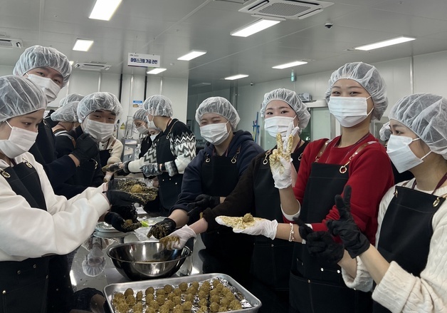 식품산업진흥원, 직접 만든 '두바이 쫀득 쿠키' 복지시설에 기부