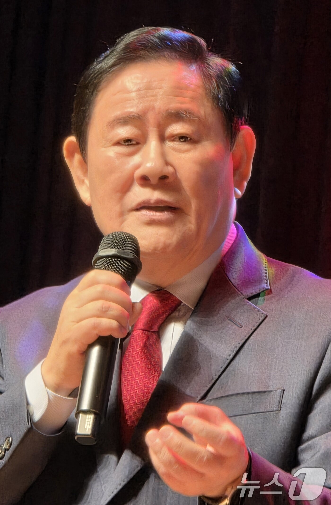 본문 이미지 - 최경환 전 부총리가 24일 경북 경산시민회관에서 열린 '초이노믹스' 출판기념회에서 인사말을 하고 있다.  2026.1.24/뉴스1 ⓒ News1 정우용 기자