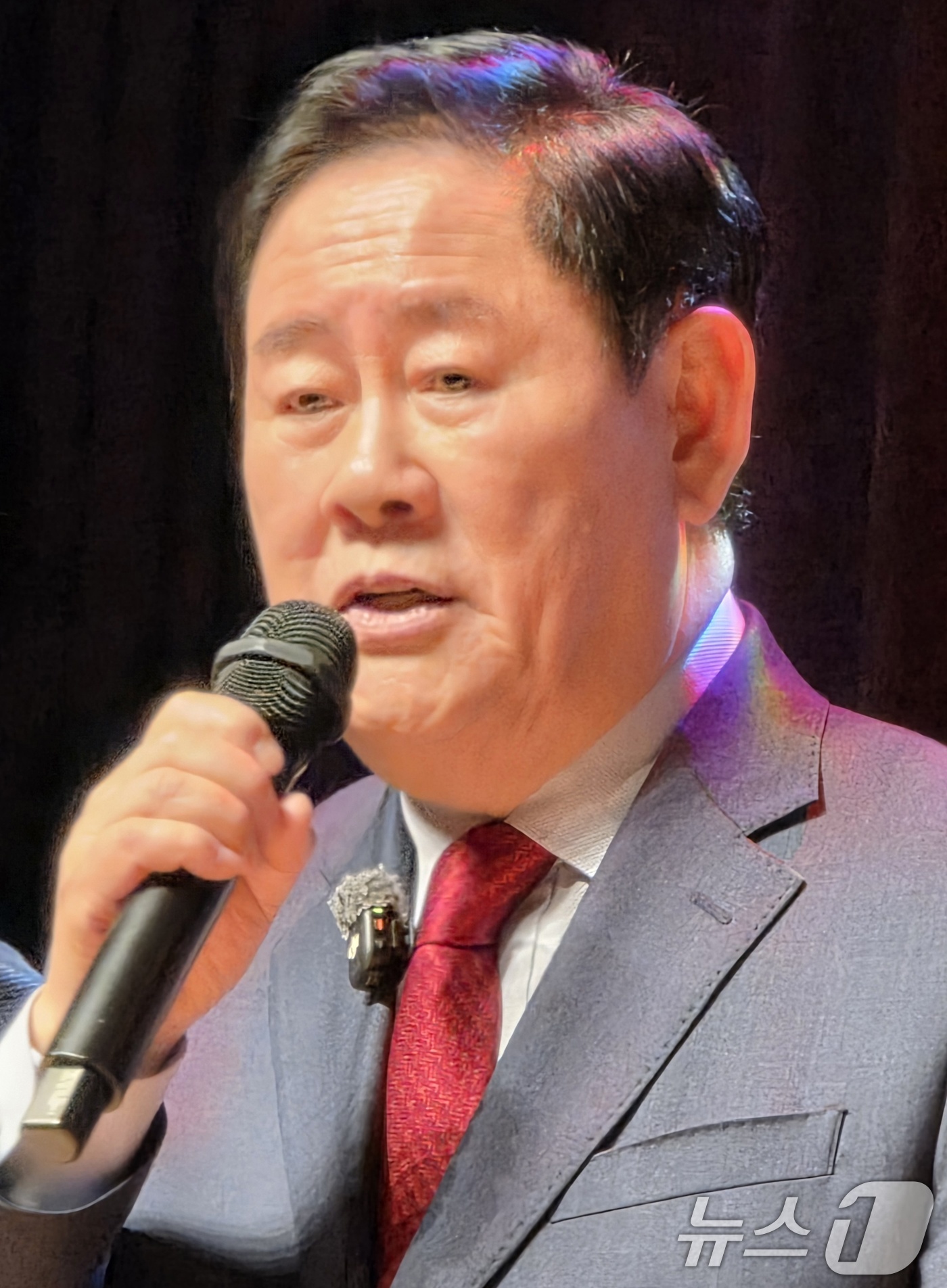 (경산=뉴스1) 정우용 기자 = 최경환 전 부총리가 24일 경북 경산시민회관에서 열린 '초이노믹스' 출판기념회에서 인사말을 하고 있다. "최 전 부총리는 탄핵에서 박근혜 전 대통령 …