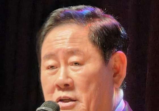 출판기념회서 북콘서트하는 최경환 전 부총리