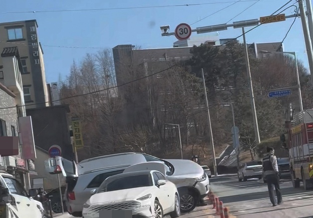 청주 충북대 정문 앞 도로서 차량 연쇄추돌…운전미숙 추정