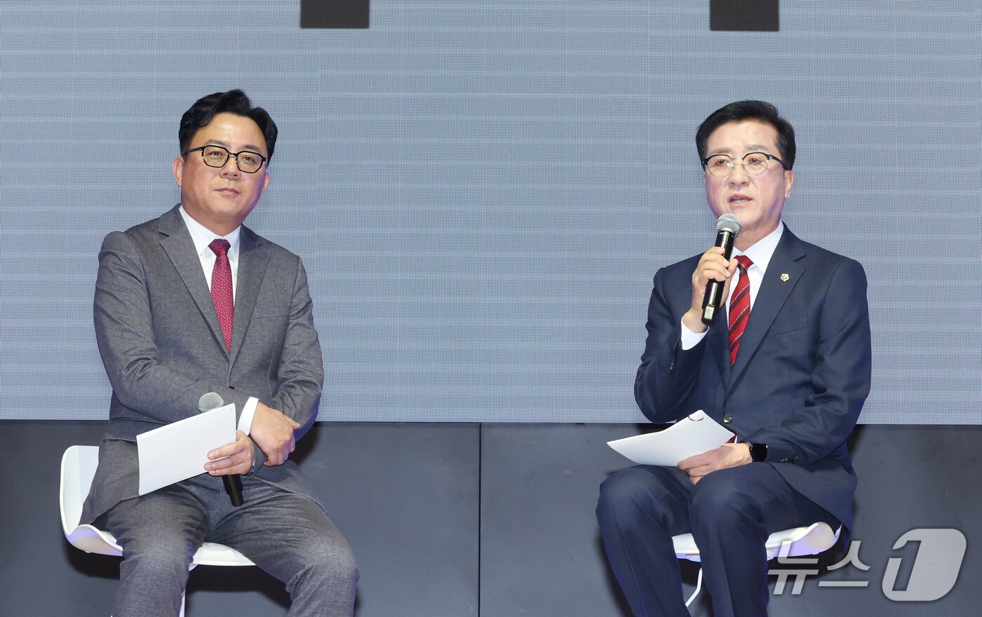 본문 이미지 - 조원휘 대전시의회 의장이 24일 대전컨벤션센터에서 열린 북콘서트에서 인사말을 하고 있다. ⓒ News1 김기태 기자