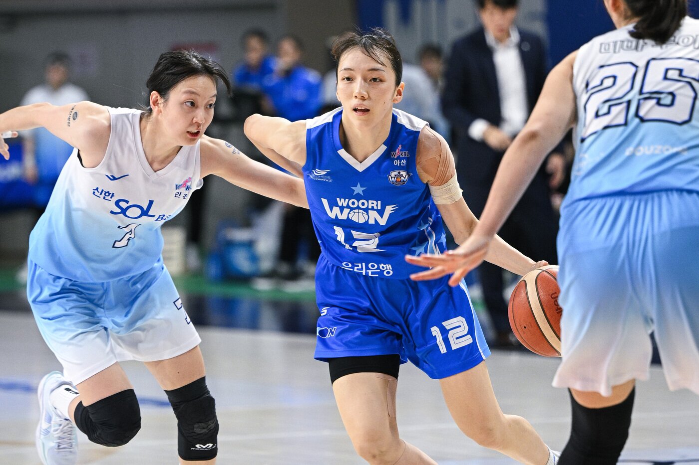 본문 이미지 - 아산 우리은행 오니즈카 아야노는 24일 아산 이순신체육관에서 열린 2025-26 여자프로농구 인천 신한은행전에서 21점 6리바운드로 활약했다. (WKBL 제공)