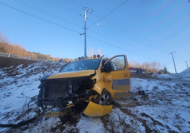 담양서 학원차량 농지로 추락…운전자와 어린이 7명 경상