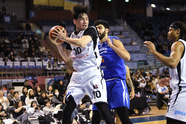 KT, 삼성에 19점 차 뒤집기 '짜릿'…SK 워니 트리플더블(종합)