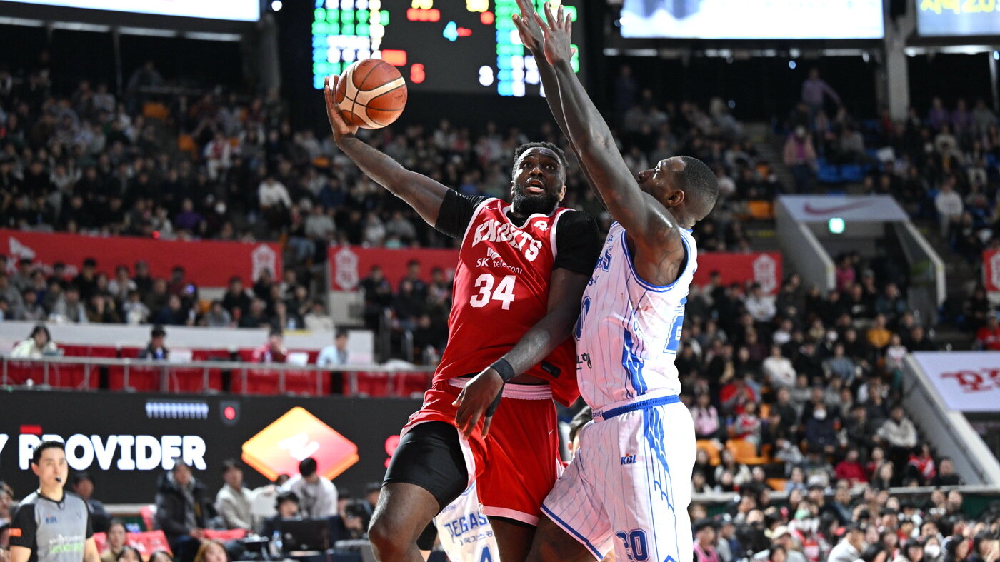 본문 이미지 - 서울 SK 자밀 워니가 24일 서울 잠실학생체육관에서 열린 2025-26 프로농구 대구 한국가스공사전에서 27점 10리바운드 11어시스트로 트리플더블을 기록했다. (KBL 제공)