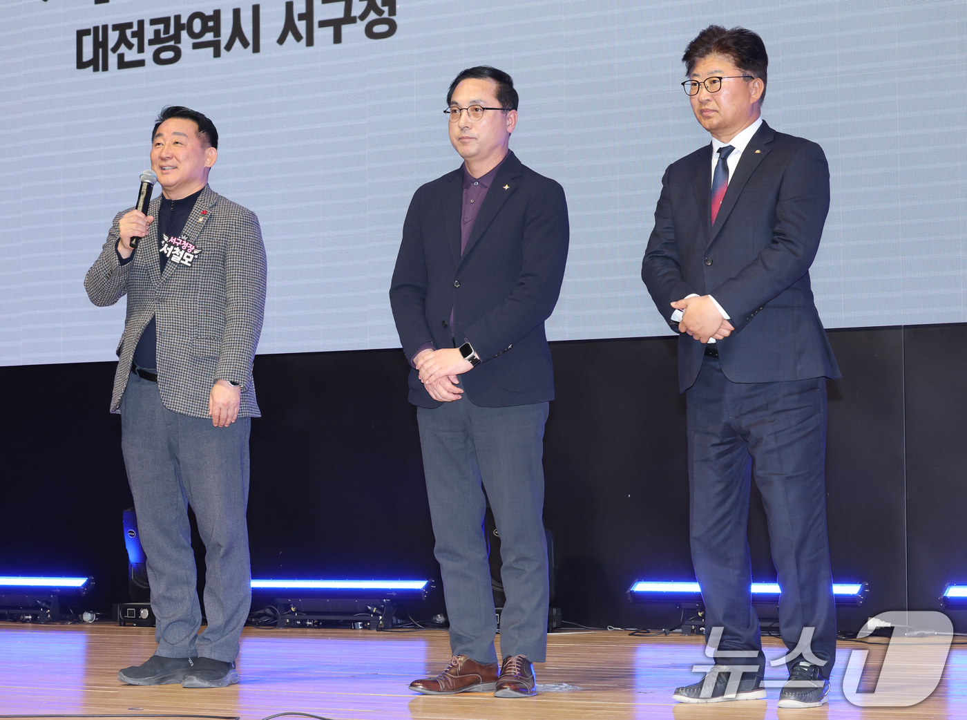 (대전=뉴스1) 김기태 기자 = 서철모 서구청장, 박희조 동구청장, 최충규 대덕구청장이 24일 대전컨벤션센터에서 열린 조원휘 대전시의회 의장 북콘서트에서 축사를 하고 있다. 202 …