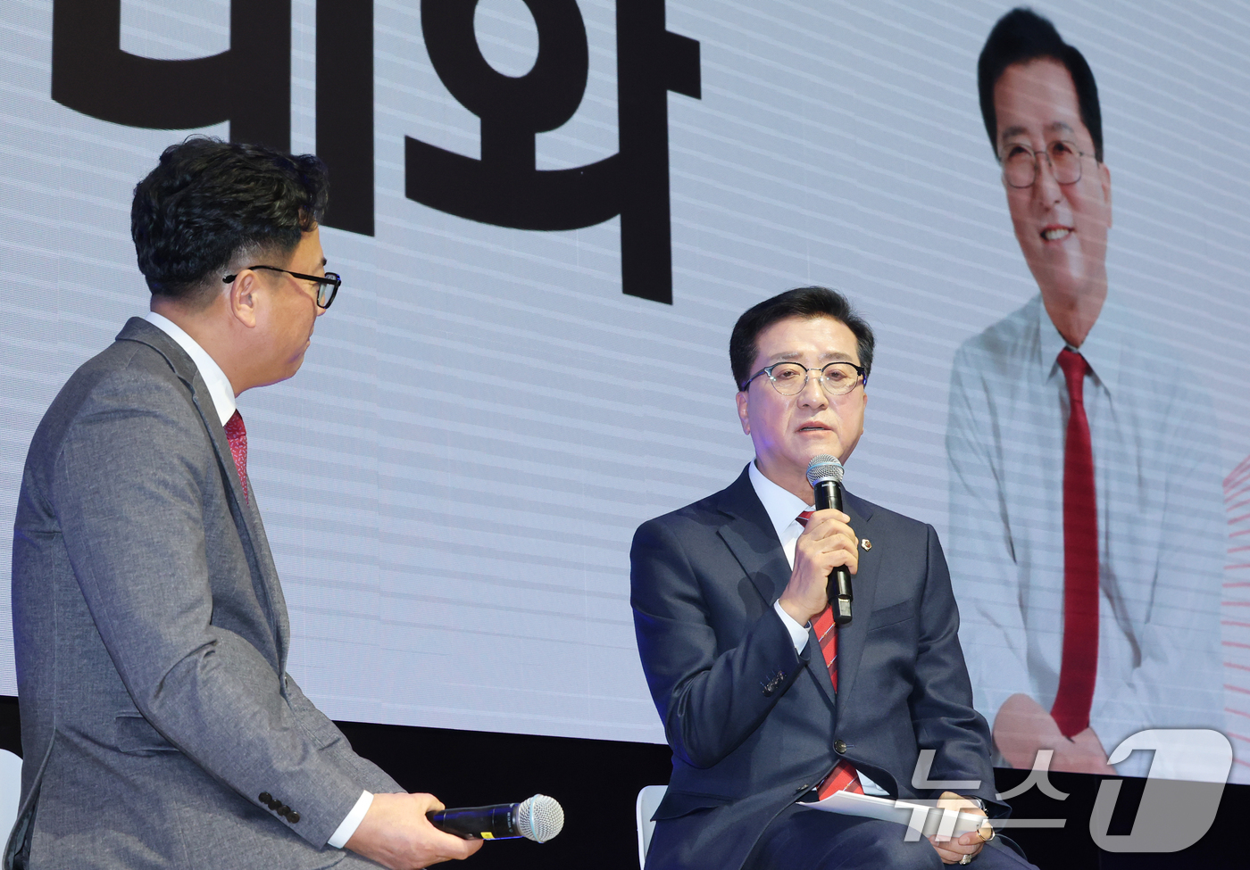 (대전=뉴스1) 김기태 기자 = 조원휘 대전시의회 의장이 24일 대전컨벤션센터에서 열린 북콘서트에서 인사말을 하고 있다. 2026.1.24/뉴스1