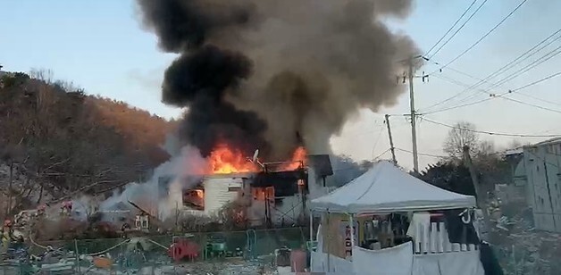 원주시 목조 주택서 화재 발생…화목보일러 불티 원인으로 추정