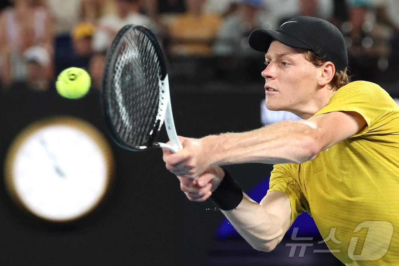 본문 이미지 - 얀니크 신네르가 24일(한국시간) 열린 호주오픈 남자 단식 3회전에서 엘리엇 스피지리에게 3-1로 역전승했다. ⓒ AFP=뉴스1