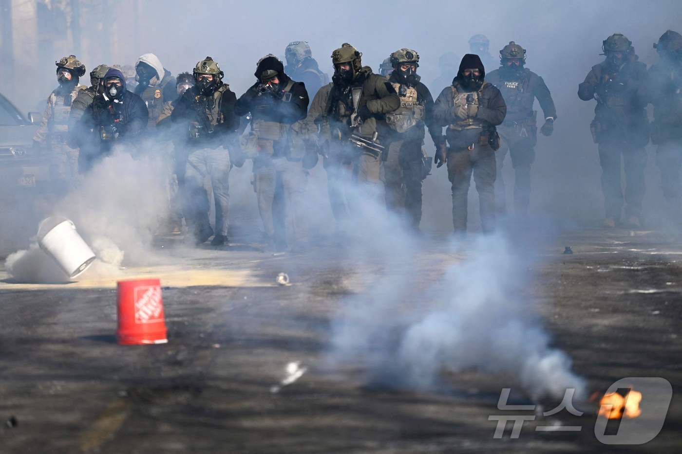 본문 이미지 - 24일(현지시간) 미국 미네소타주 미니애폴리스에서 연방요원들과 시위대가 충돌하고 있다. 2026.01.24 ⓒ AFP=뉴스1 ⓒ News1 이지예 객원기자