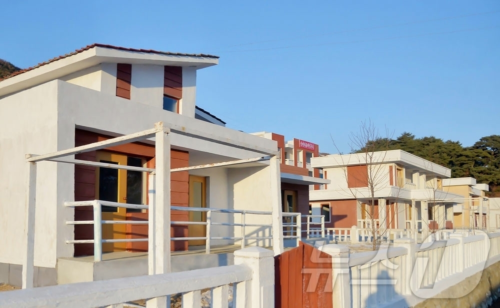 (평양 노동신문=뉴스1) = 북한 노동당 기관지 노동신문은 25일 "강원도 세포군과 김화군의 여러 농장에 현대적인 문화주택들이 일떠섰다"고 보도했다. [국내에서만 사용가능. 재배포 …