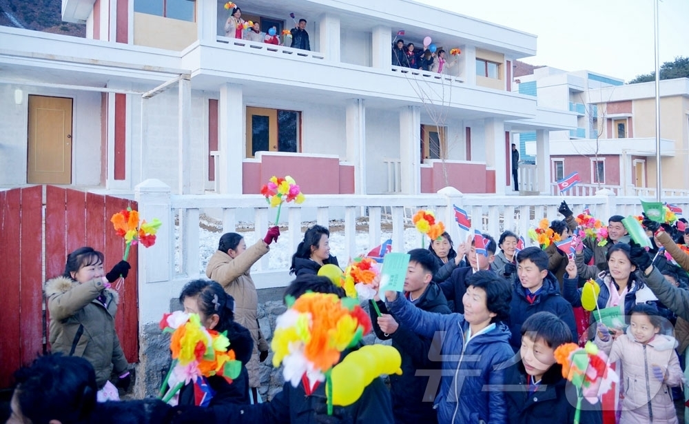 (평양 노동신문=뉴스1) = 북한 노동당 기관지 노동신문은 25일 "강원도 세포군과 김화군의 여러 농장에 현대적인 문화주택들이 일떠섰다"고 보도했다. [국내에서만 사용가능. 재배포 …