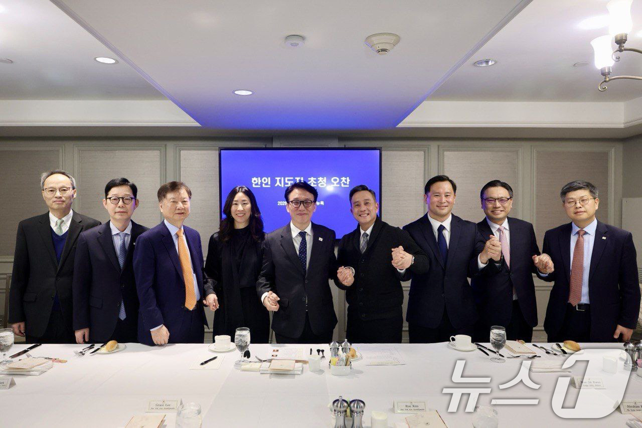 (서울=뉴스1) 임세영 기자 = 김민석 국무총리가 24일(현지시간) 미국 뉴욕 인터컨티넨탈 바클레이호텔에서 열린 한인 지도자 초청 오찬에서 참석자들과 기념촬영을 하고 있다.왼쪽부터 …