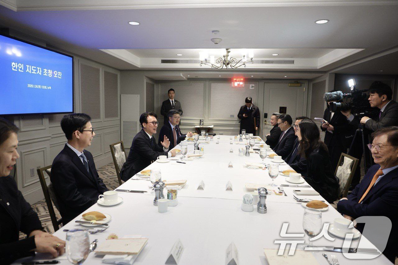 (서울=뉴스1) 임세영 기자 = 김민석 국무총리가 24일(현지시간) 미국 뉴욕 인터컨티넨탈 바클레이호텔에서 열린 한인 지도자 초청 오찬에서 발언을 하고 있다. (총리실 제공. 재판 …