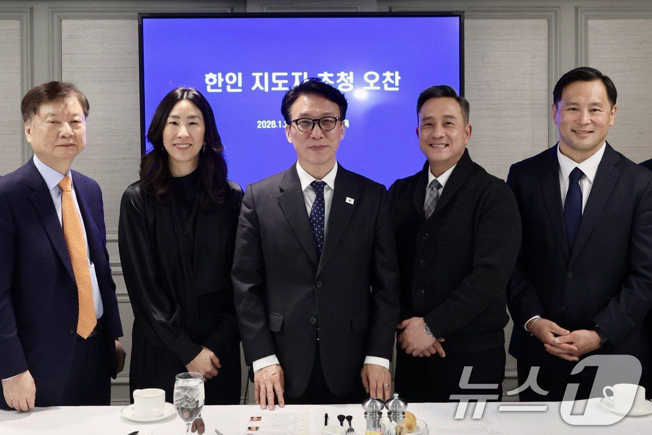 (서울=뉴스1) 임세영 기자 = 김민석 국무총리가 24일(현지시간) 미국 뉴욕 인터컨티넨탈 바클레이호텔에서 열린 한인 지도자 초청 오찬에서 차세대 한인 지도자들과 기념촬영을 하고 …