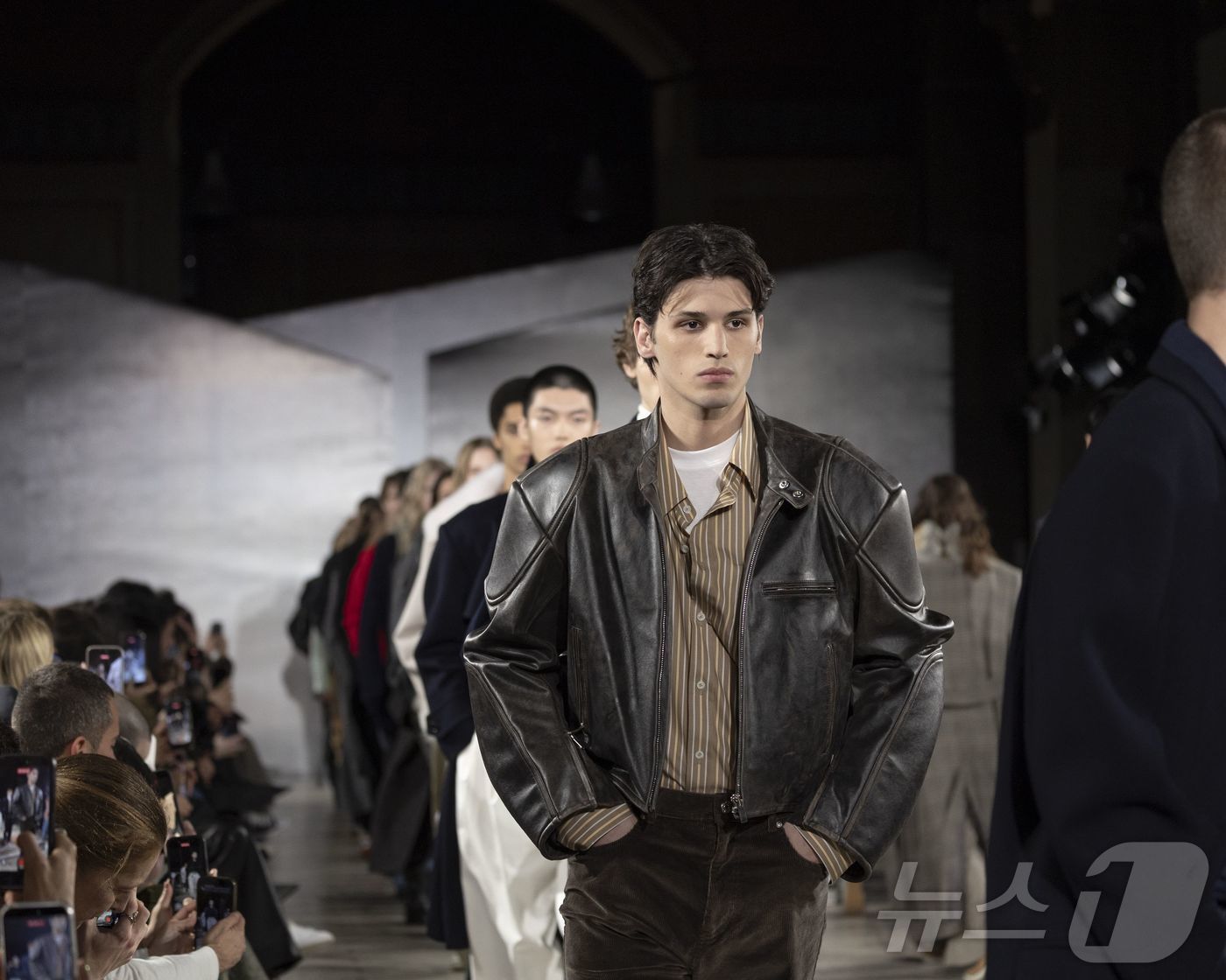 (서울=뉴스1) = 지난 22일(현지시간) 프랑스 파리 ‘국립 예술 공예원’에서 열린 시스템·시스템옴므 2026년 가을·겨울(F/W) 시즌 단독 프레젠테이션에서 모델들이 런웨이를 …