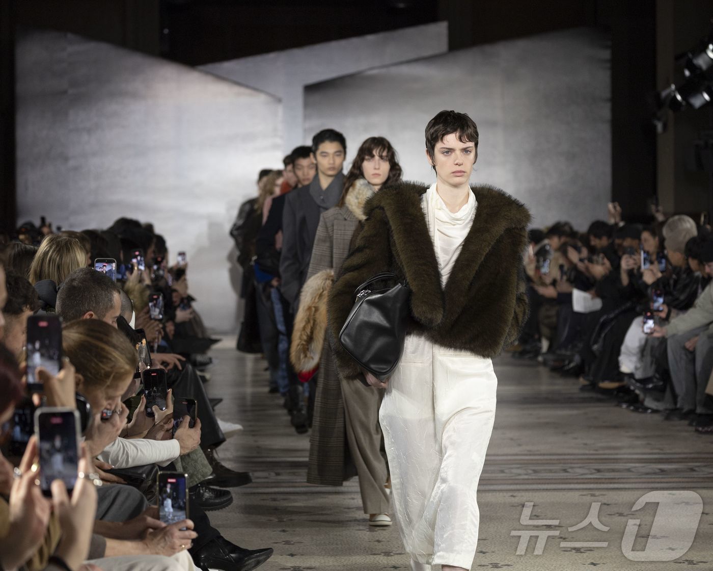 (서울=뉴스1) = 지난 22일(현지시간) 프랑스 파리 ‘국립 예술 공예원’에서 열린 시스템·시스템옴므 2026년 가을·겨울(F/W) 시즌 단독 프레젠테이션에서 모델들이 런웨이를 …