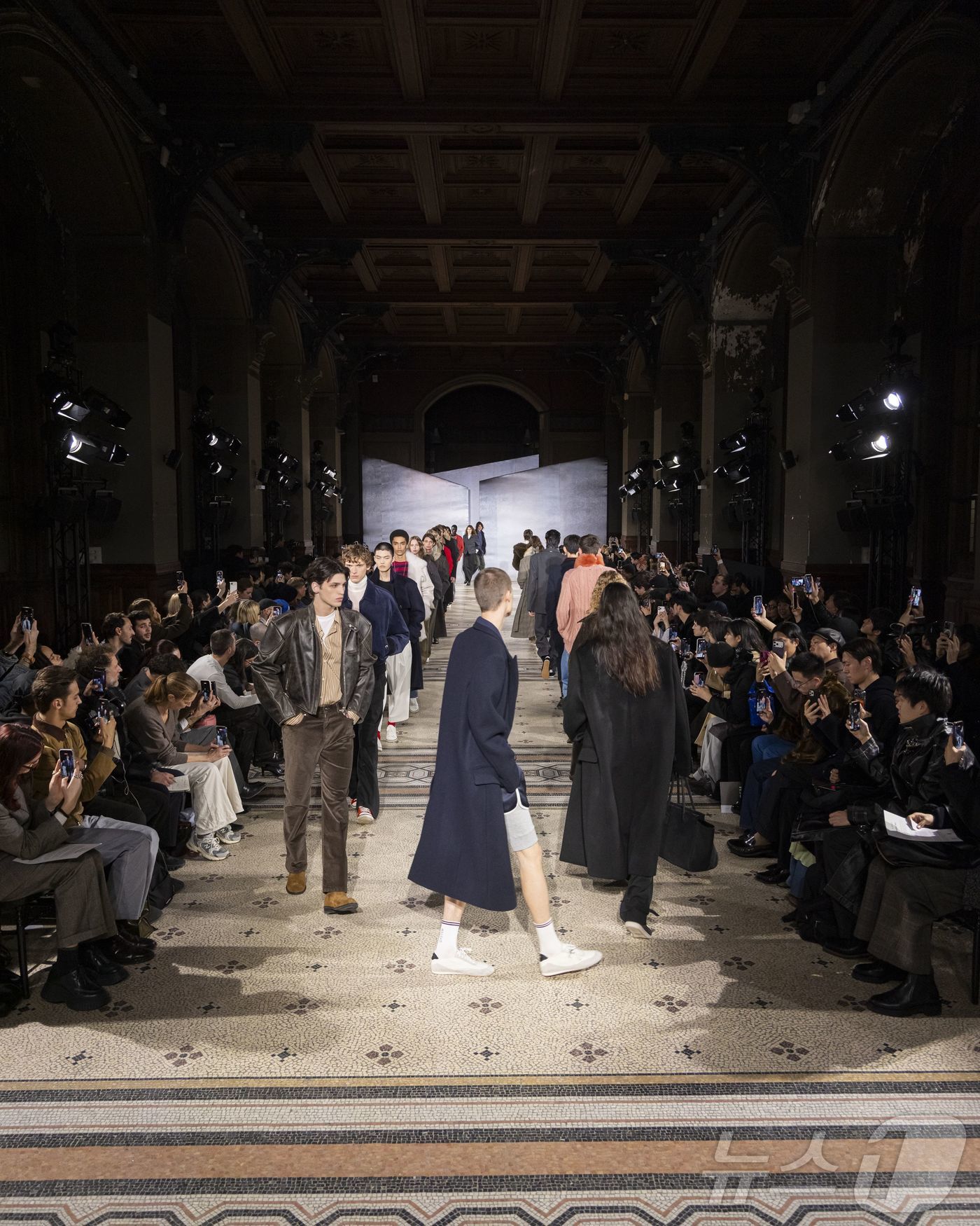 (서울=뉴스1) = 지난 22일(현지시간) 프랑스 파리 ‘국립 예술 공예원’에서 열린 시스템·시스템옴므 2026년 가을·겨울(F/W) 시즌 단독 프레젠테이션에서 모델들이 런웨이를 …