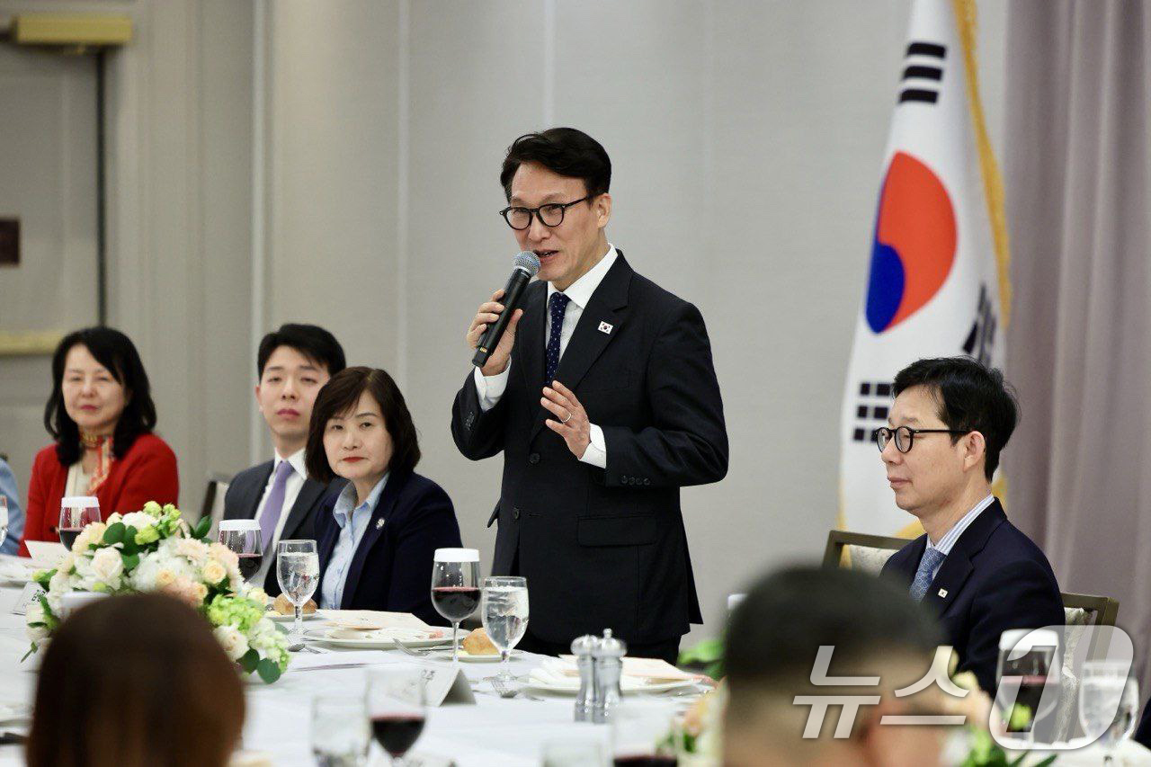 (서울=뉴스1) 임세영 기자 = 김민석 국무총리가 24일(현지시간) 미국 뉴욕 인터컨티넨탈 바클레이호텔에서 열린 뉴욕 지역 동포간담회에서 발언을 하고 있다. (총리실 제공. 재판매 …