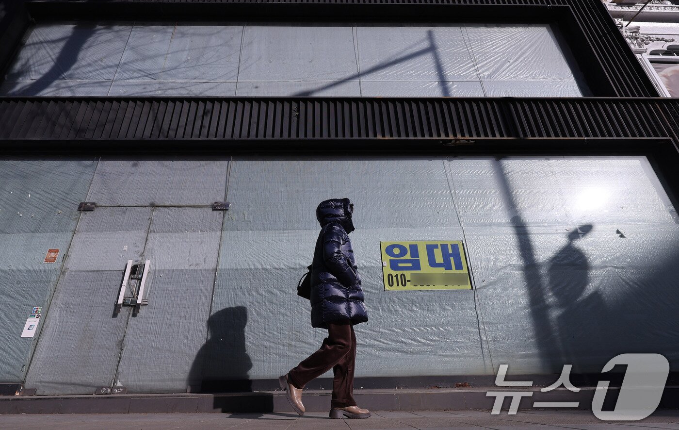 본문 이미지 - 25일 서울 종로2가 대로변 건물에 임대 문구가 붙어 있다.2026.1.25/뉴스1 ⓒ News1 박지혜 기자