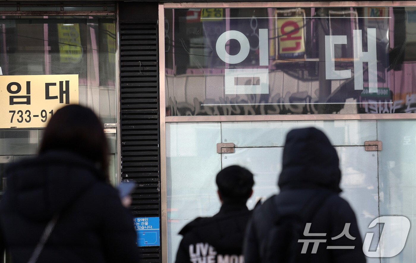 본문 이미지 -  서울 종로2가 대로변 건물에 임대 문구가 붙어 있다. 지난해 새 정부 출범 이후 추경을 통한 소비쿠폰 지급에도 자영업자는 4만명 가까이 감소해 코로나19 발병 이후 최대 감소폭을 기록했다. 국가데이터처의 국가통계포털(KOSIS)에 따르면 지난해 전국 자영업자 수는 562만 명으로 전년보다 3만8000명 줄었다. 2026.1.25/뉴스1 ⓒ News1 박지혜 기자