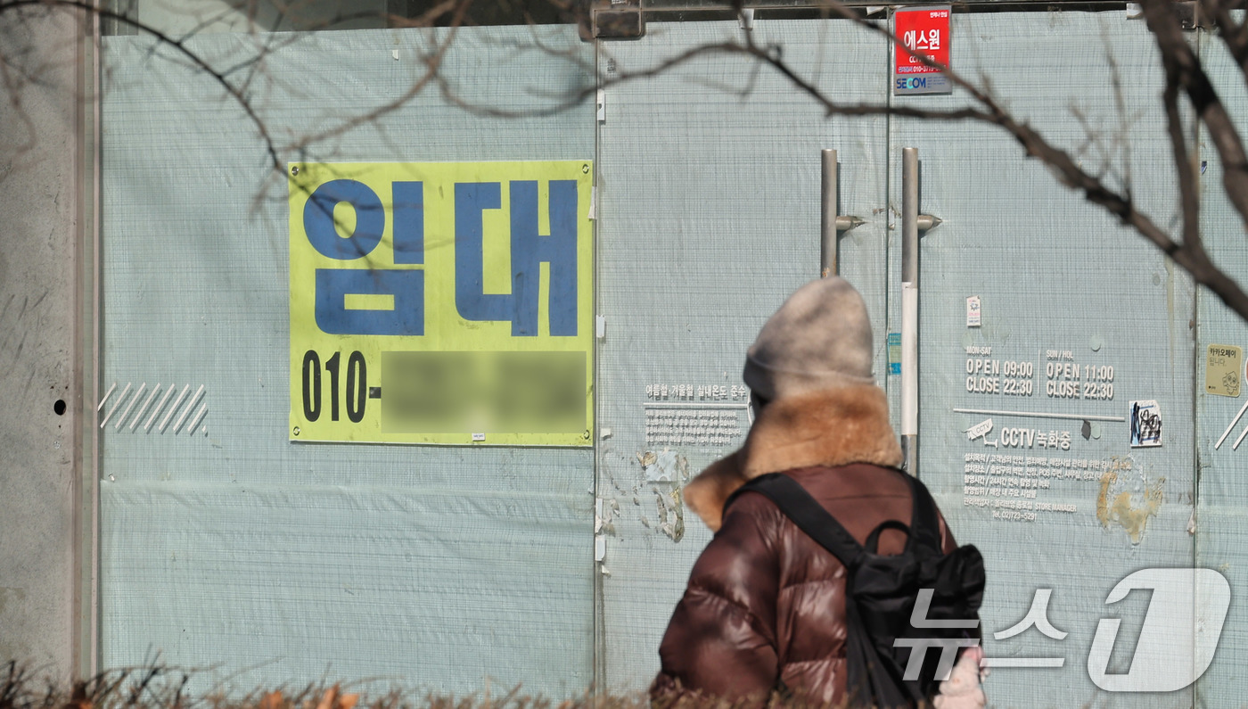 (서울=뉴스1) 박지혜 기자 = 25일 서울 종로2가 대로변 건물에 임대 문구가 붙어 있다.지난해 새 정부 출범 이후 추경을 통한 소비쿠폰 지급에도 자영업자는 4만명 가까이 감소해 …