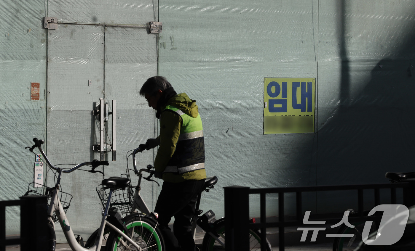 (서울=뉴스1) 박지혜 기자 = 25일 서울 종로2가 대로변 건물에 임대 문구가 붙어 있다.지난해 새 정부 출범 이후 추경을 통한 소비쿠폰 지급에도 자영업자는 4만명 가까이 감소해 …