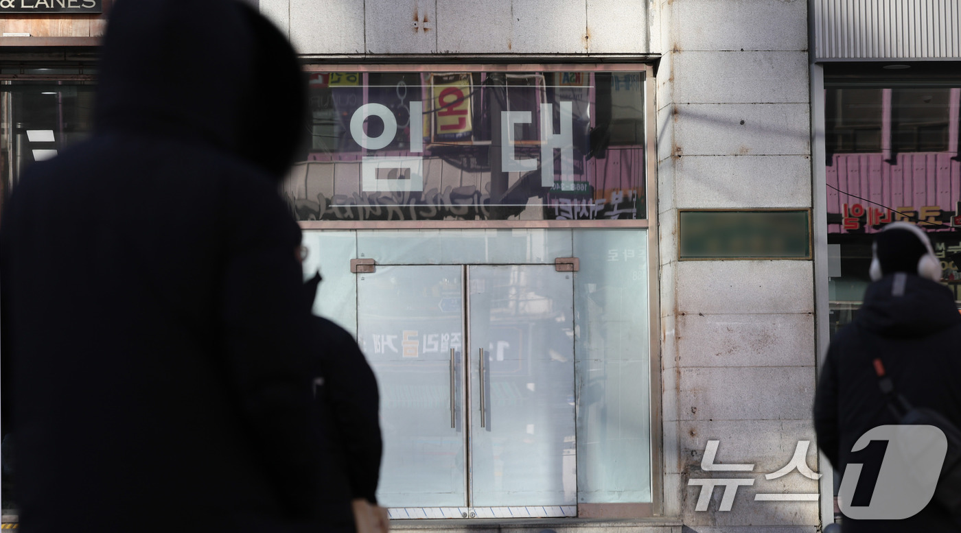 (서울=뉴스1) 박지혜 기자 = 25일 서울 종로2가 대로변 건물에 임대 문구가 붙어 있다.지난해 새 정부 출범 이후 추경을 통한 소비쿠폰 지급에도 자영업자는 4만명 가까이 감소해 …