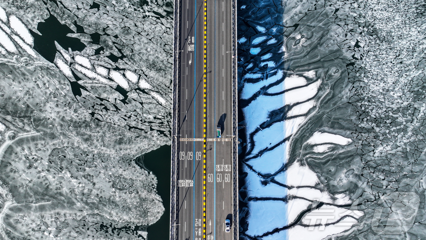 (서울=뉴스1) 김진환 기자 = 전국 대부분 지역 아침 기온이 영하 10도 안팎으로 떨어지며 한파가 이어진 25일 오전 서울 한강 광나루한강공원 선착장 인근 강물이 얼어있다. 20 …