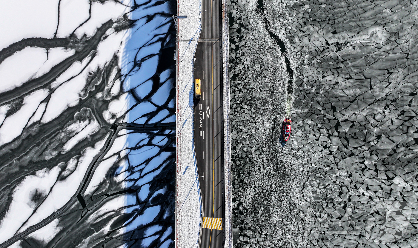 (서울=뉴스1) 김진환 기자 = 전국 대부분 지역 아침 기온이 영하 10도 안팎으로 떨어지며 한파가 이어진 25일 오전 서울 한강 광나루한강공원 선착장 인근에서 119 광나루수난구 …