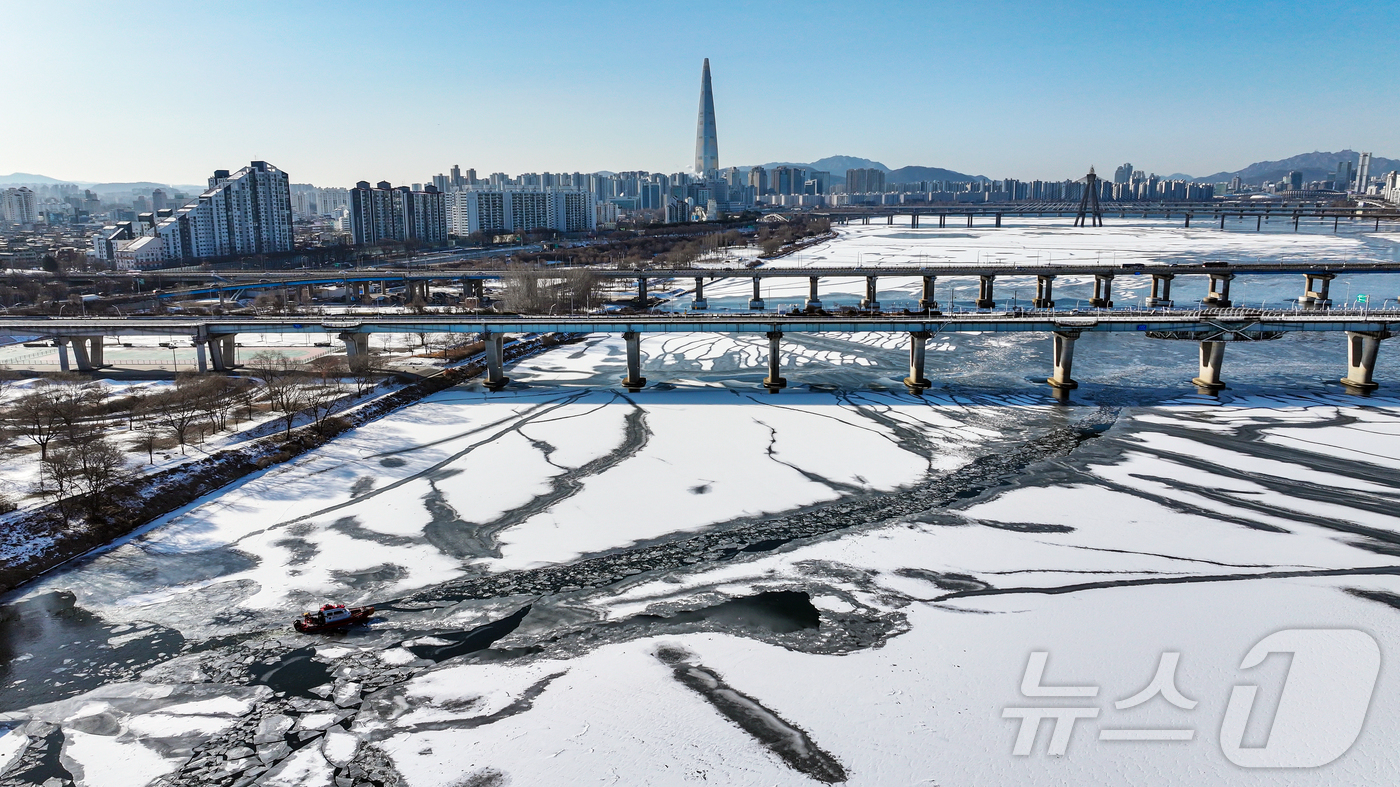 (서울=뉴스1) 김진환 기자 = 전국 대부분 지역 아침 기온이 영하 10도 안팎으로 떨어지며 한파가 이어진 25일 오전 서울 한강 광나루한강공원 선착장 인근에서 119 광나루수난구 …
