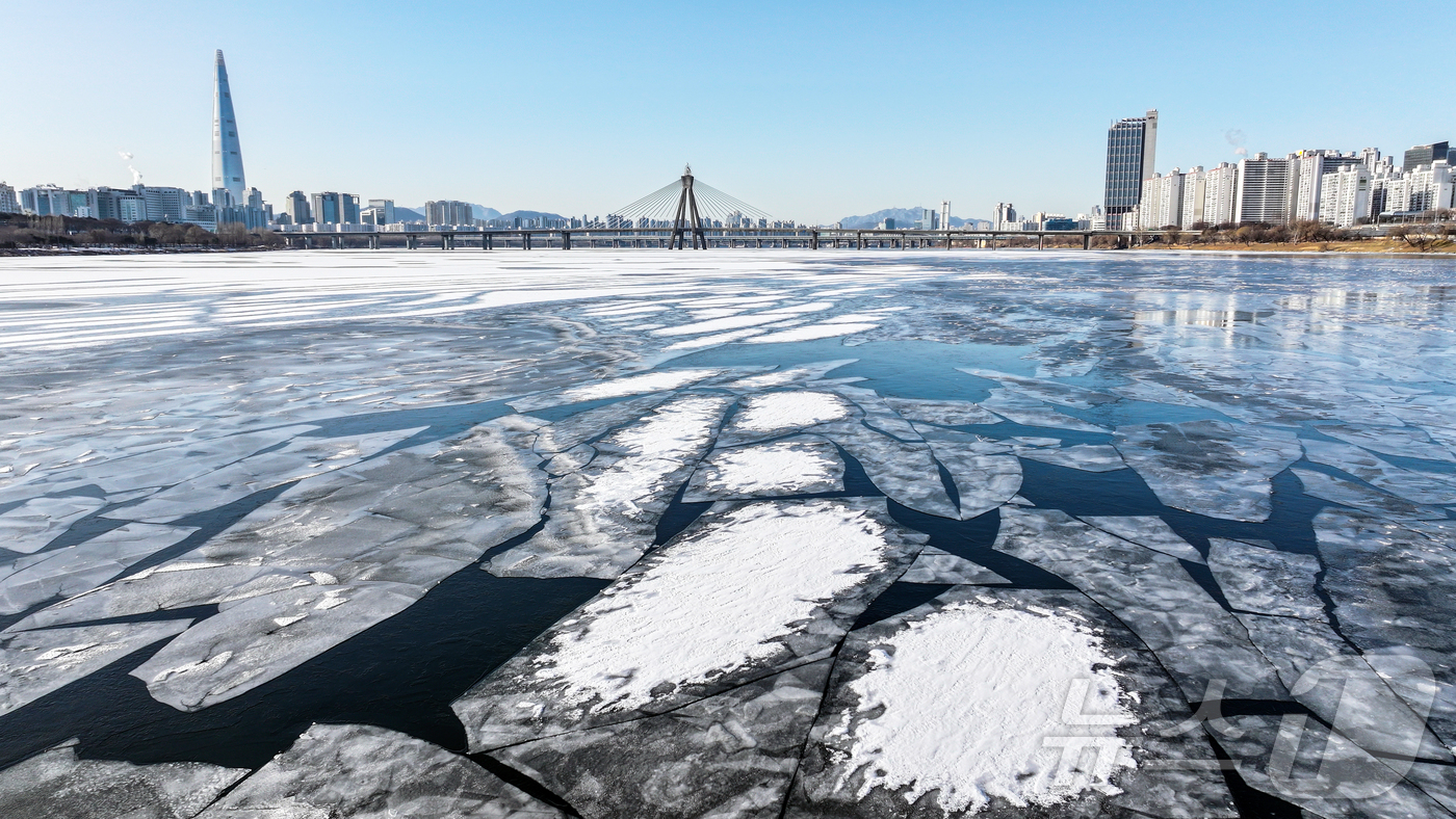 (서울=뉴스1) 김진환 기자 = 전국 대부분 지역 아침 기온이 영하 10도 안팎으로 떨어지며 한파가 이어진 25일 오전 서울 한강 광나루한강공원 선착장 인근 강물이 얼어있다. 20 …