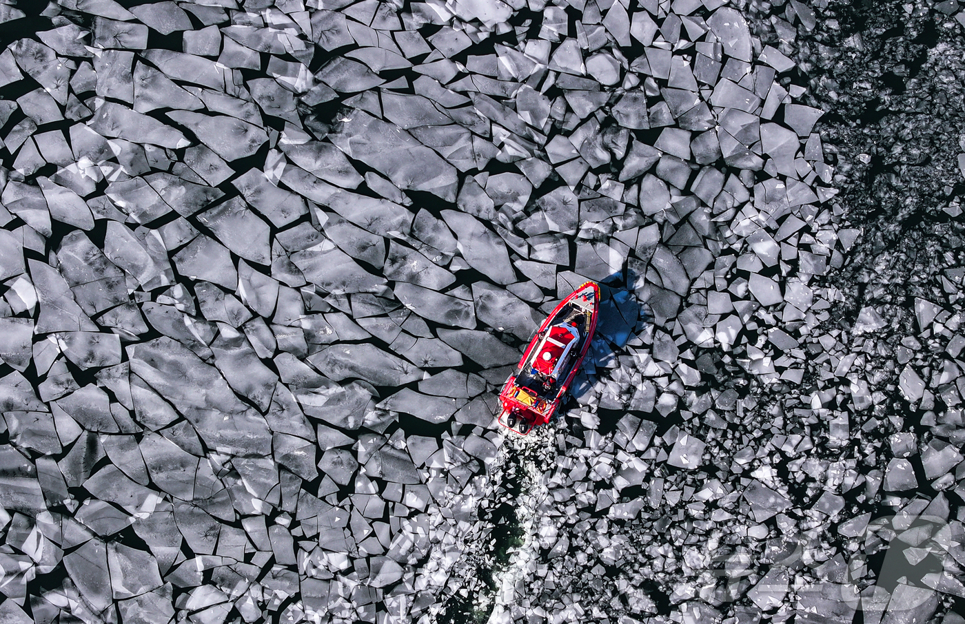 (서울=뉴스1) 김진환 기자 = 전국 대부분 지역 아침 기온이 영하 10도 안팎으로 떨어지며 한파가 이어진 25일 오전 서울 한강 광나루한강공원 선착장 인근에서 119 광나루수난구 …